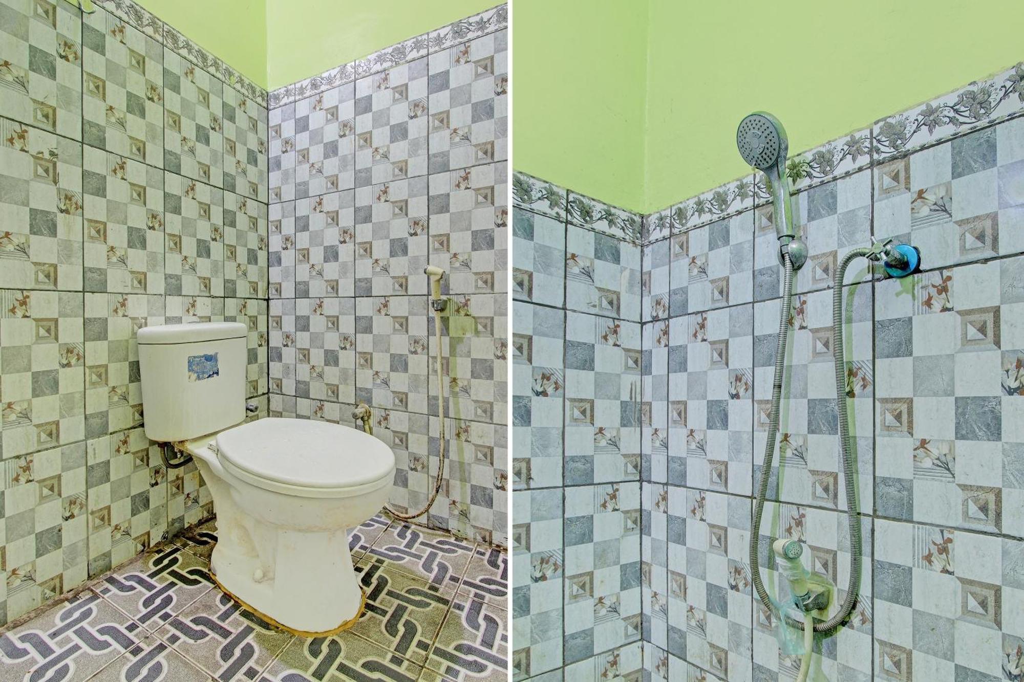 Oyo 92467 Cahyo Kost 1 Hotell Semarang Exteriör bild
