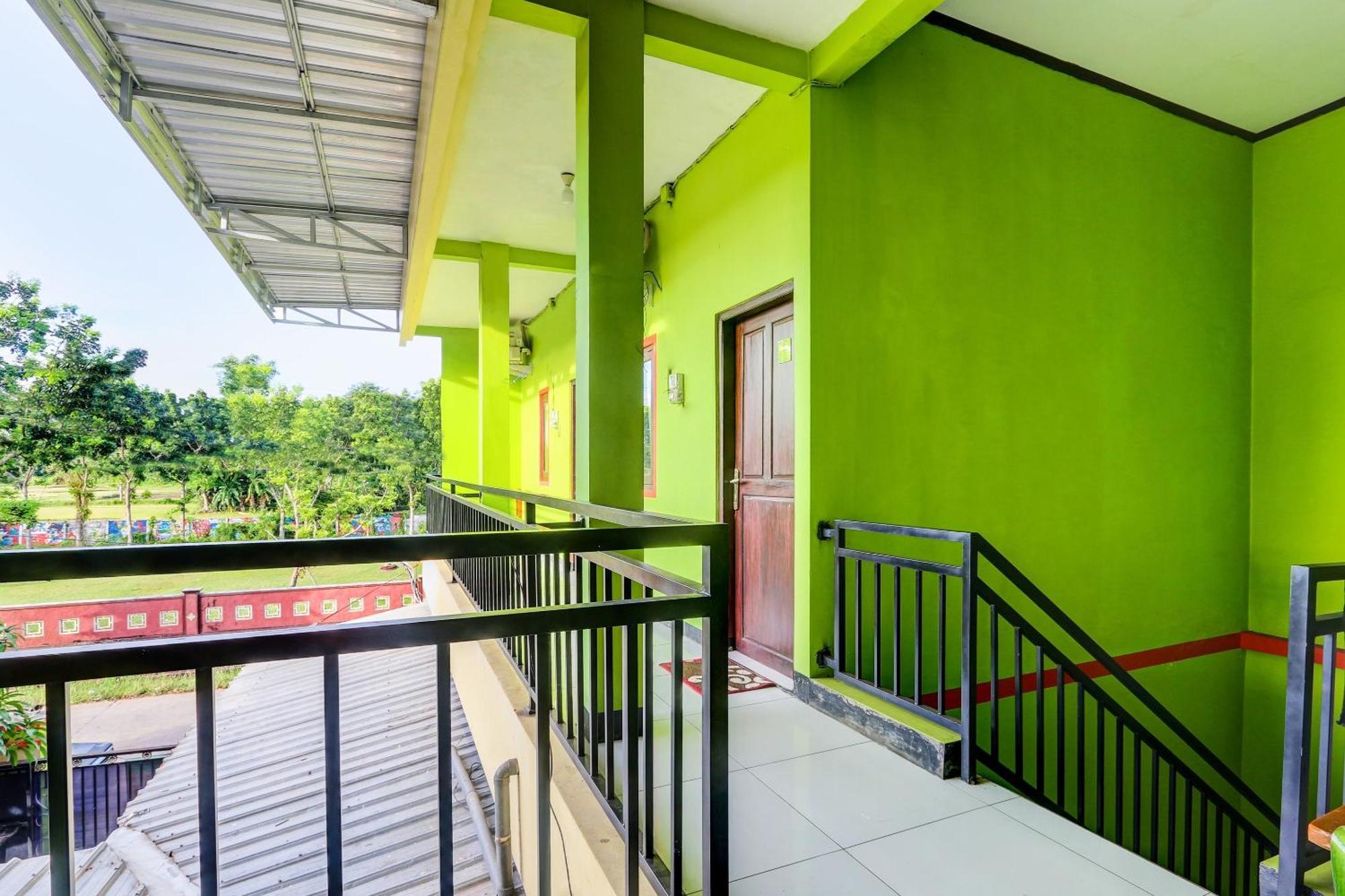 Oyo 92467 Cahyo Kost 1 Hotell Semarang Exteriör bild