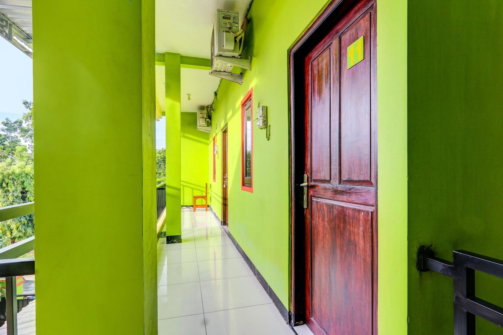Oyo 92467 Cahyo Kost 1 Hotell Semarang Exteriör bild